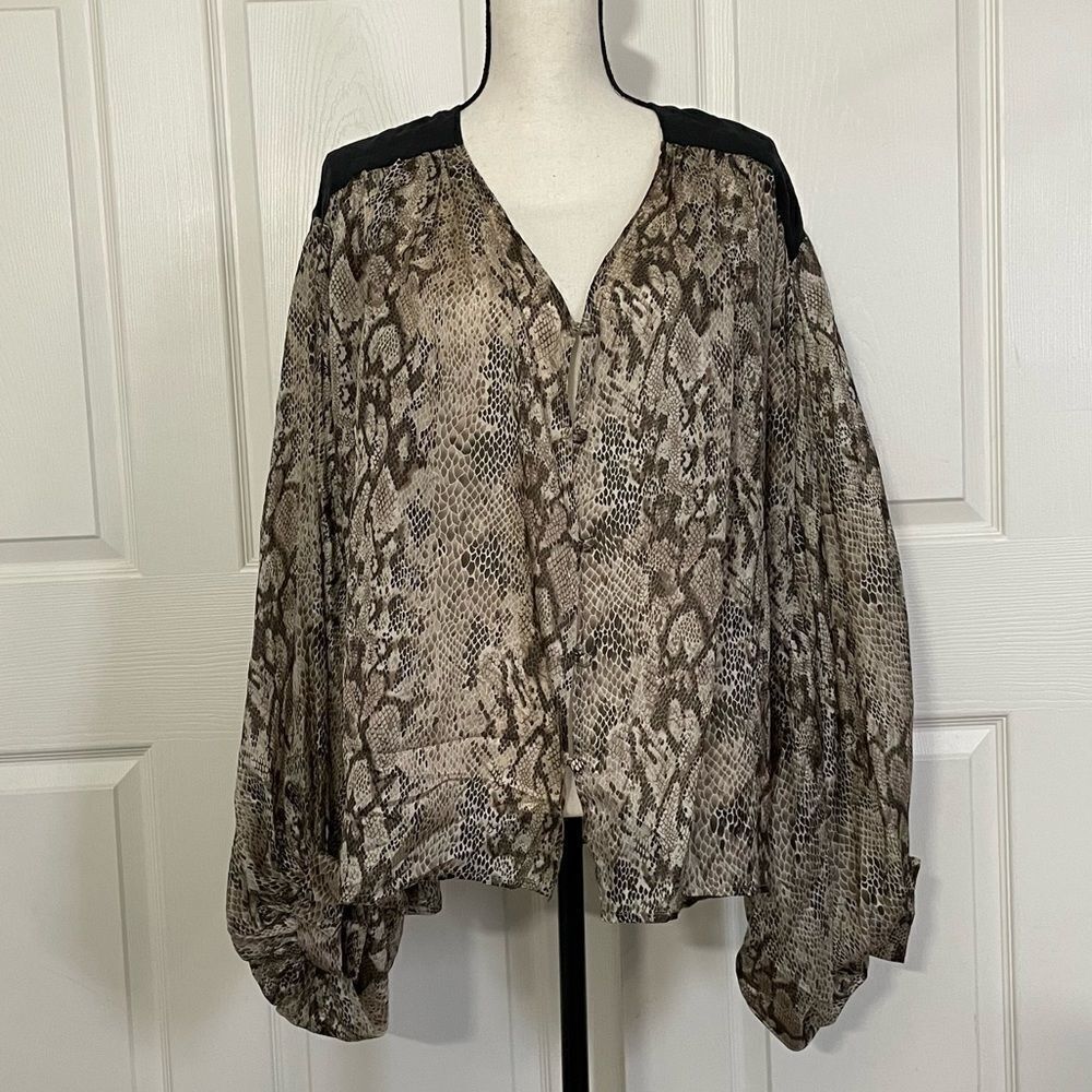 Aryn K Snake Print 100% Silk Batwing Sleeve Button Down V-Neck Blouse Top, M